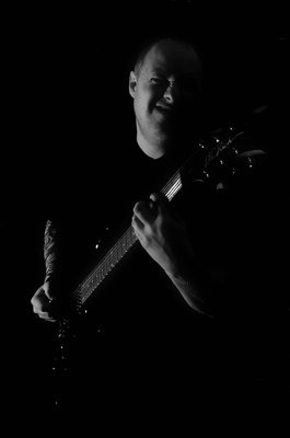 Iva à la gratte_5347862318_l.jpg